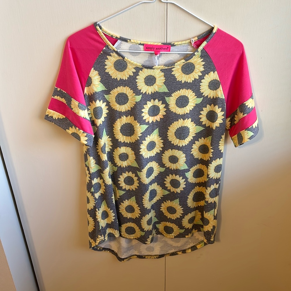 Simply Southern Women’s Small Sunflower Short Sleeve Top